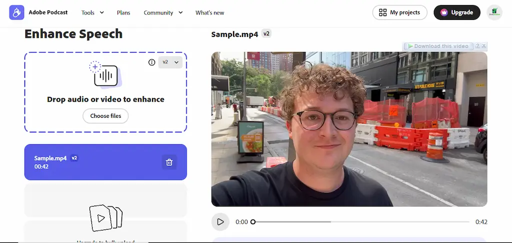 Halaman Adobe Podcast Enhance Speech yang menampilkan fitur AI peningkatan kualitas suara secara otomatis.